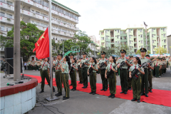 澳门金沙网站：（刘豫遥、古卓成、柴浩摄影报道）     武警战士教学生唱红